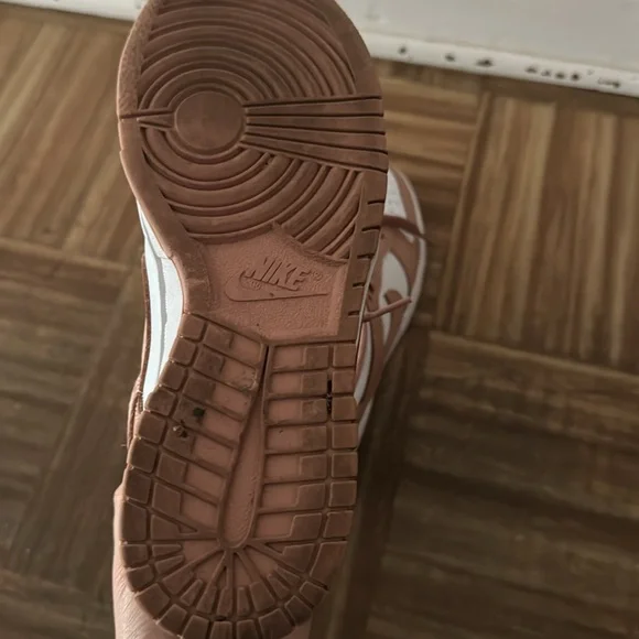 Nike Women Rose Whisper Dunks - Picture 4 of 6